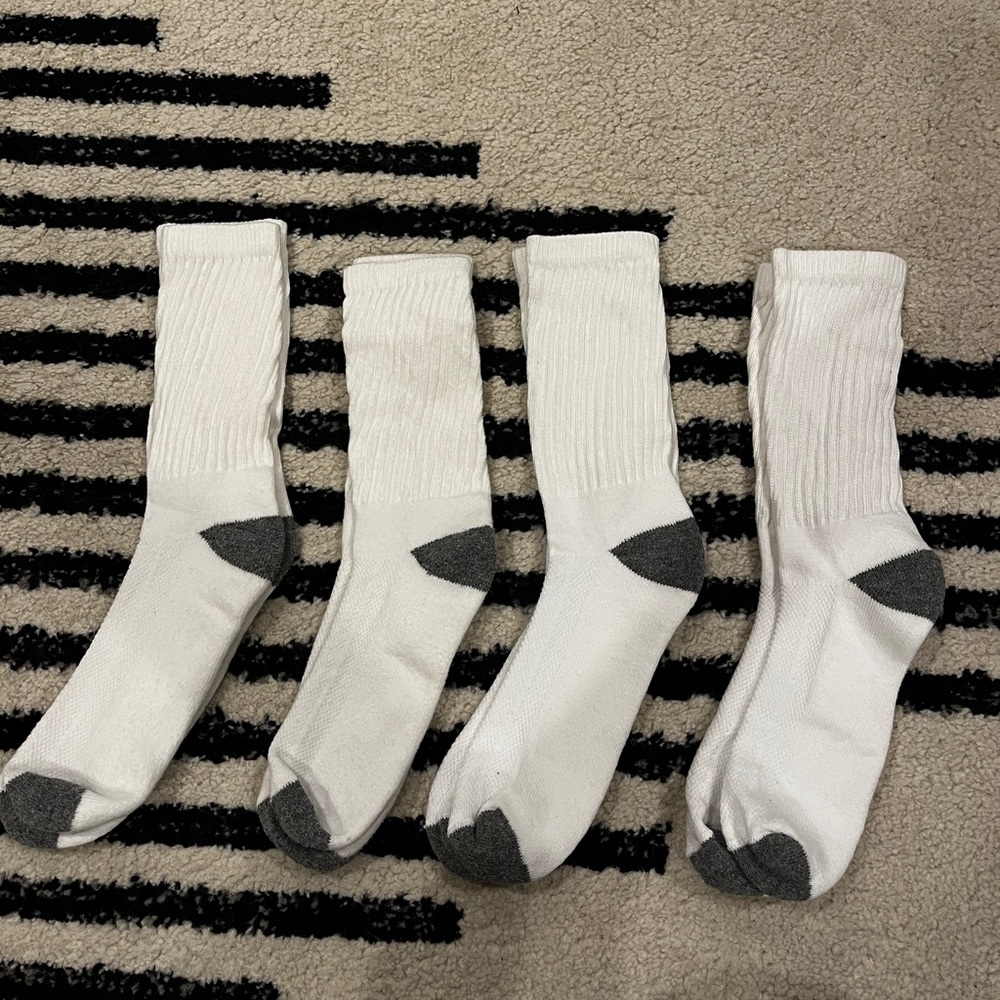 Lot of 4 pairs men’s white athletic socks, size 8-12.  New without tags.